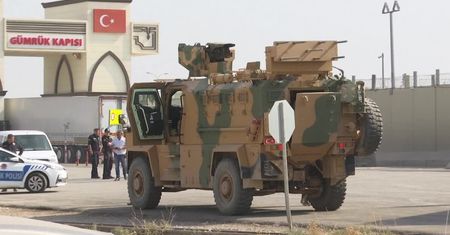 Tureckie wozy bojowe wjeżdżają na terytorium Syrii