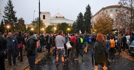 Protest przed Sejmem przeciwko zakazowi edukacji seksualnej