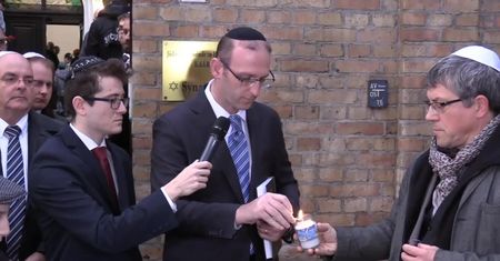 Setki osób na czuwaniu przed synagogą w Halle
