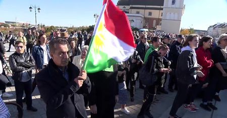 “To nasz ludzki odruch”. Protest w obronie Kurdów na Placu Zamkowym