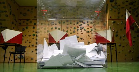 Wybory parlamentarne: głos ważny – jeden znak X na karcie do Sejmu; jeden X – do Senatu