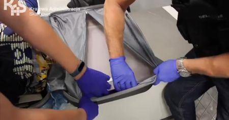 Podróżne przewoziły w walizkach 8,5 kg heroiny