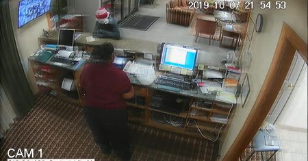 Policja z Kentucky szuka mężczyzny, który z bronią w ręku napadł na recepcję hotelową