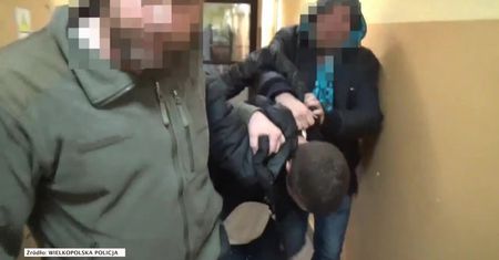 Poznańska policja zatrzymała jednego z podejrzanych o pobicie w bramie. Grozi mu do 10 lat więzienia