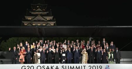Trzymał się za ręce z E. Macronem i rzucał dowcipami. Dobry humor prezydenta Trumpa na szczycie G20 w Osace