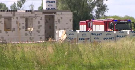 Katastrofa na budowie domu jednorodzinnego. Beton spadł na trzech robotników, jeden z nich zginął