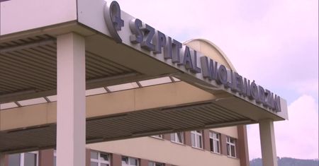 Policjanci z Bielska-Białej eskortowali samochód wiozący rodzącą kobietę