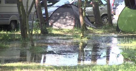 Grad i ulewy utrudniają życie turystom w Chałupach