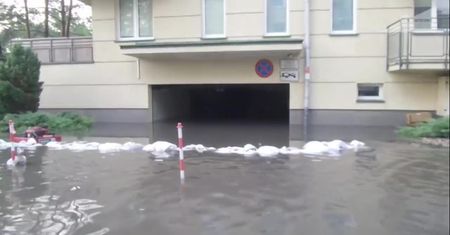 Zalane ulice, garaże i piwnice. Potężna ulewa nad Starą Miłosną