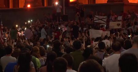 „Rosja okupuje 1/5 mojego kraju”. Trzecia noc protestów przed parlamentem Gruzji