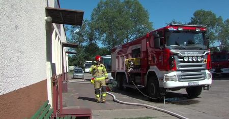 Zagrożenie wybuchem zbiornika z gazem w Kołobrzegu. Strażacy schładzali i monitorowali temperaturę butli
