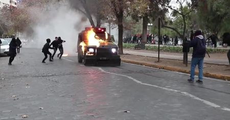 Płonące radiowozy w stolicy Chile. Protest studentów zmienił się w gwałtowne zamieszki