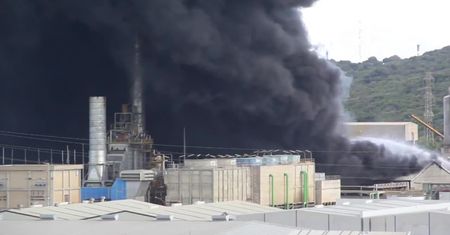 Gęsta chmura dymu nad San Roque w południowej Hiszpanii. W zakładzie petrochemicznym wybuchł pożar