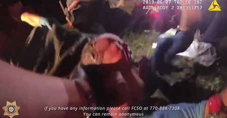 Z lasu dochodził płacz dziecka. Policjanci odnaleźli noworodka w plastikowej torbie