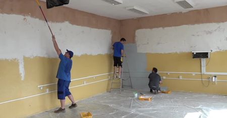 Wzięli wolne w pracy i pomalowali szkolne klasy