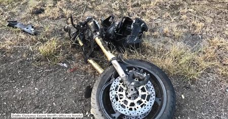 Dramatycznie wyglądający wypadek. Motocykl rozpadł się na dwie części