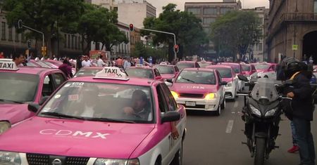 Meksykańscy taksówkarze zawiśli na krzyżach. Protest przeciwko Uberowi