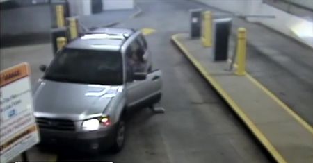 Bunt maszyn? Kobieta wysiadła z samochodu, ten ruszył i staranował parkingowy szlaban