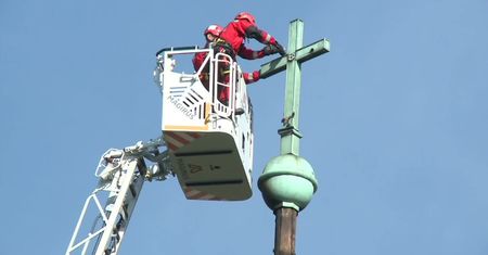 Pożar XIX-wiecznego kościoła w Lubuskiem. Strażacy zdemontowali iglicę