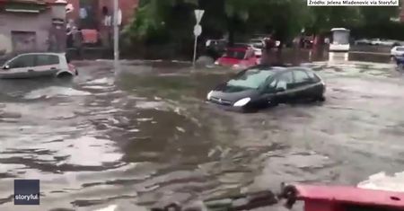 Zalane ulice Belgradu, zatopione samochody i…. poruszający się w wodzie autobus