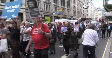 Emeryci nie chcą płacić abonamentu radiotelewizyjnego. Protest przed siedzibą BBC w Londynie