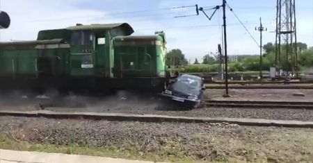 Pociąg celowo wjechał w samochód