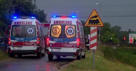 Samochód wjechał pod pociąg na niestrzeżonym przejeździe. Nie żyje pięć osób