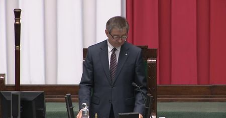 16 nowych posłów złożyło ślubowanie. M. Mazowiecki trzymał w dłoni konstytucję