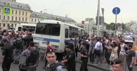 Wiec poparcia dla I. Gołunowa w Moskwie. Zatrzymano A. Nawalnego i ponad 200 osób