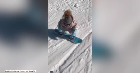 15-miesięczna dziewczynka uczy się… jazdy na snowboardzie