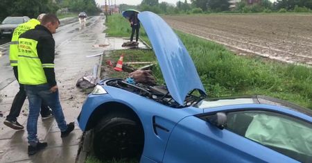 Auto wjechało w przystanek autobusowy w Krakowie