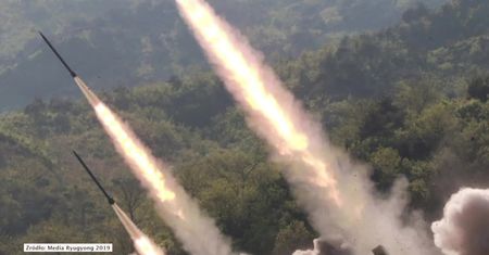 Korea Północna przeprowadziła próby rakietowe. Manewrom przyglądał się Kim Dzong Un
