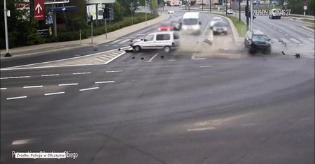 Groźny wypadek w Olsztynie. Jedno z aut wylądowało w rowie