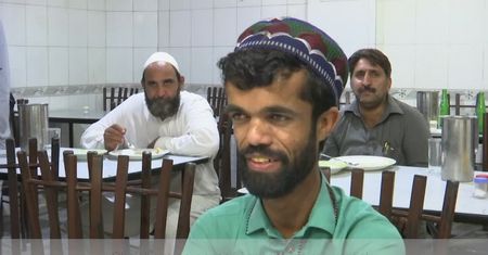 26-letni kelner z Pakistanu okrzyknięty sobowtórem gwiazdora „Gry o tron” Petera Dinklage’a
