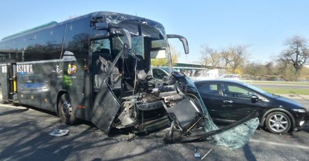 Autobus Legii Warszawa z prawie 30 dziećmi na pokładzie miał wypadek