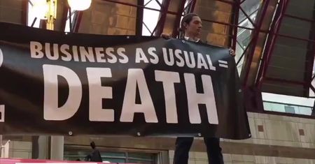 Aktywiści Extinction Rebellion zablokowali ruch w Londynie. Protestują przeciw zmianom klimatu