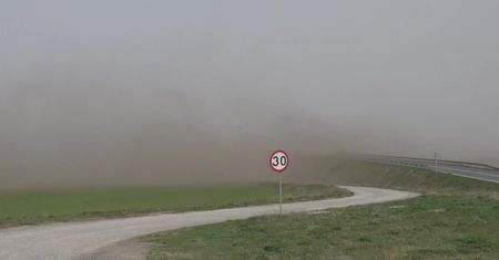 Burza piaskowa nadciągnęła nad Polskę. “Pył może wywoływać kaszel, chrypkę i łzawienie”