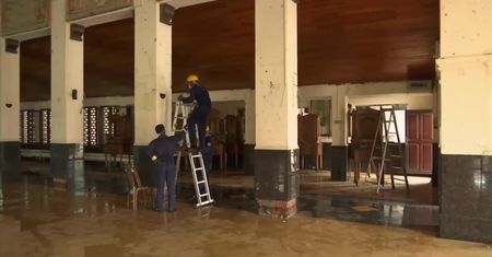 Usuwanie zniszczeń w jednym z kościołów w Kolombo na Sri Lance, w którym doszło do zamachu