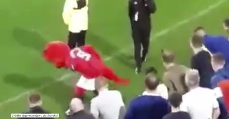 Brzydkie zachowanie maskotki Manchesteru United. Fred the Red prowokował kibiców Leeds