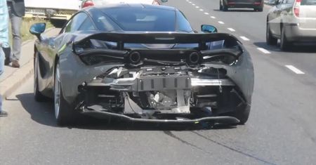 Luksusowe auto rozbite na Wale Miedzeszyńskim w Warszawie