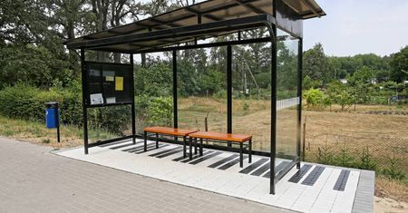 Przystanek autobusowy w Antoninie ze “zdjęciem Chopina” na ścianie