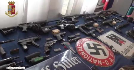 Nalot na nielegalny magazyn broni w Turynie. Policja przechwyciła działający pocisk i nazistowskie pamiątki