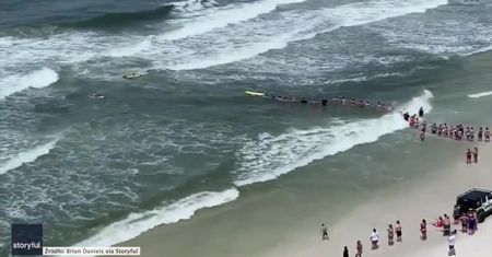 Dwie osoby porwane przez ocean w głąb Zatoki Meksykańskiej. Plażowicze utworzyli łańcuch życia