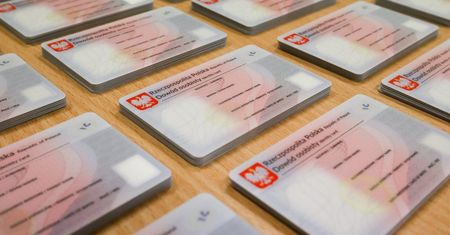 Zaczęły obowiązywać przepisy umożliwiające walkę z fałszerstwami dokumentów