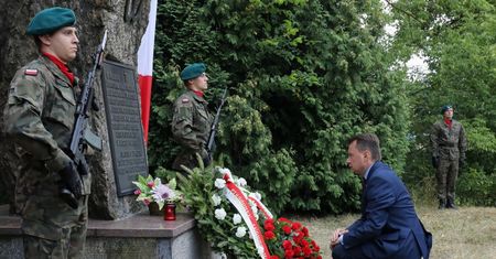 Szef MON oddał hołd pomordowanym i więźniom Fortu III w Pomiechówku