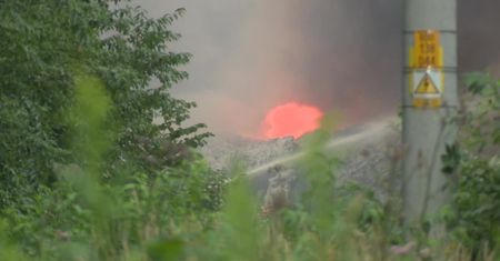 Pożar składowiska odpadów na śląsku. Ogień uszkodził linię energetyczną