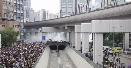 Gaz łzawiący na ulicach Hongkongu. Policja w Hongkongu rozpędziła demonstrację