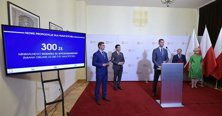 MF i MEN: dodatkowy miliard na podwyżki dla nauczycieli od września