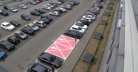 Burza wokół miejsc parkingowych dla kobiet w ciąży. “Przesada. Ciąża to nie jest choroba”