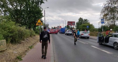 Zderzenie samochodu z pociągiem w Plewiskach, trasa Poznań-Opalenica zablokowana (Aktualizacja)